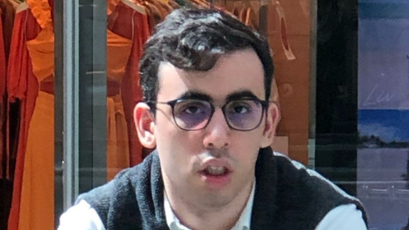 Lucas Morais, jovem no espectro autista, estreia mostra nesta quinta (9), no Recife