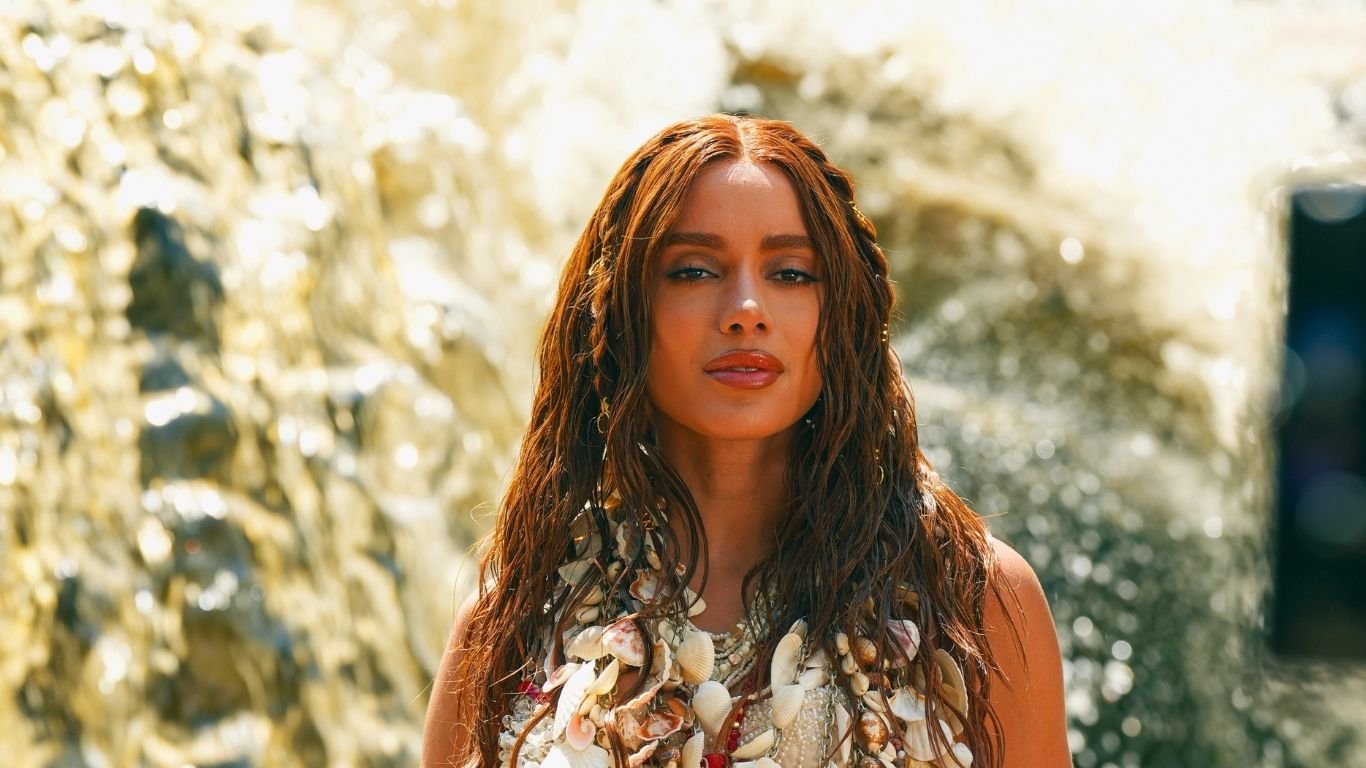 “Honrar quem eu estou sendo hoje”, diz Anitta em coletiva sobre o Equilibrivm